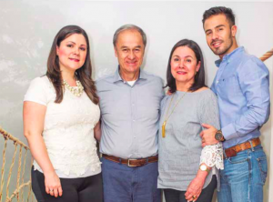 Luis Javier Ramirez, de ParaConstruir, con su familia