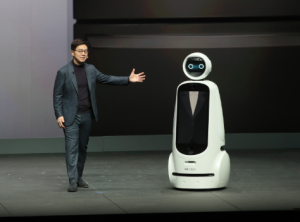El presidente de LG con su robot CLOi