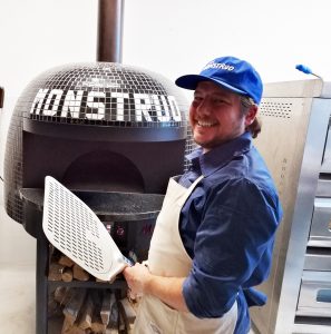 Anthony Falco, durante las pruebas de pizzas en Café Monstruo.