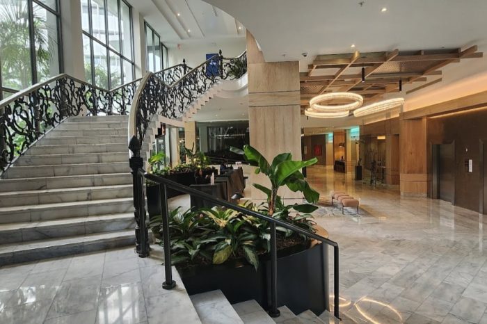 Lobby del Renaissance Panamá con su icónica escalera (Foto Orlando Gómez).