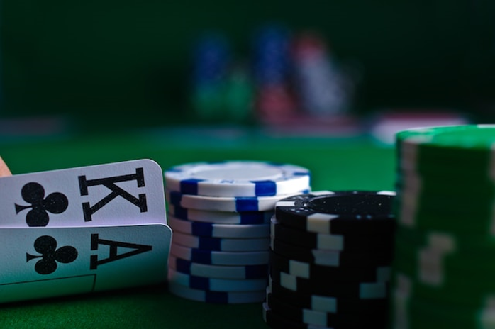 Descubre las diferencias en la experiencia al jugar al blackjack y al póker online