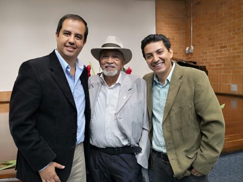 Con el autor y Mario Tierra en el lanzamiento del libro