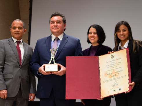 Felipe Rojas recibió el premio nacional a la Excelencia