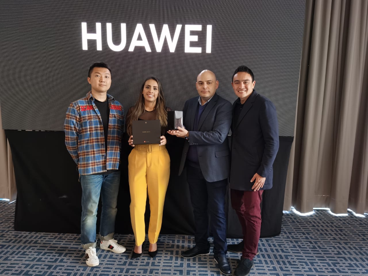 Los directivos de Huawei mostraron los dispositivos.