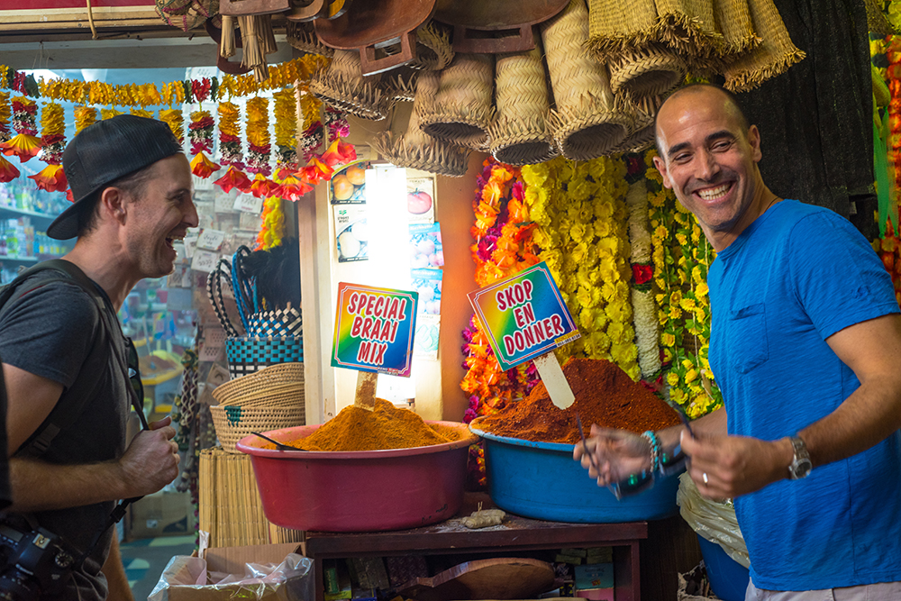 El chef David Rocco en uno de los mercados de especias en África. Foto: National Geographic.